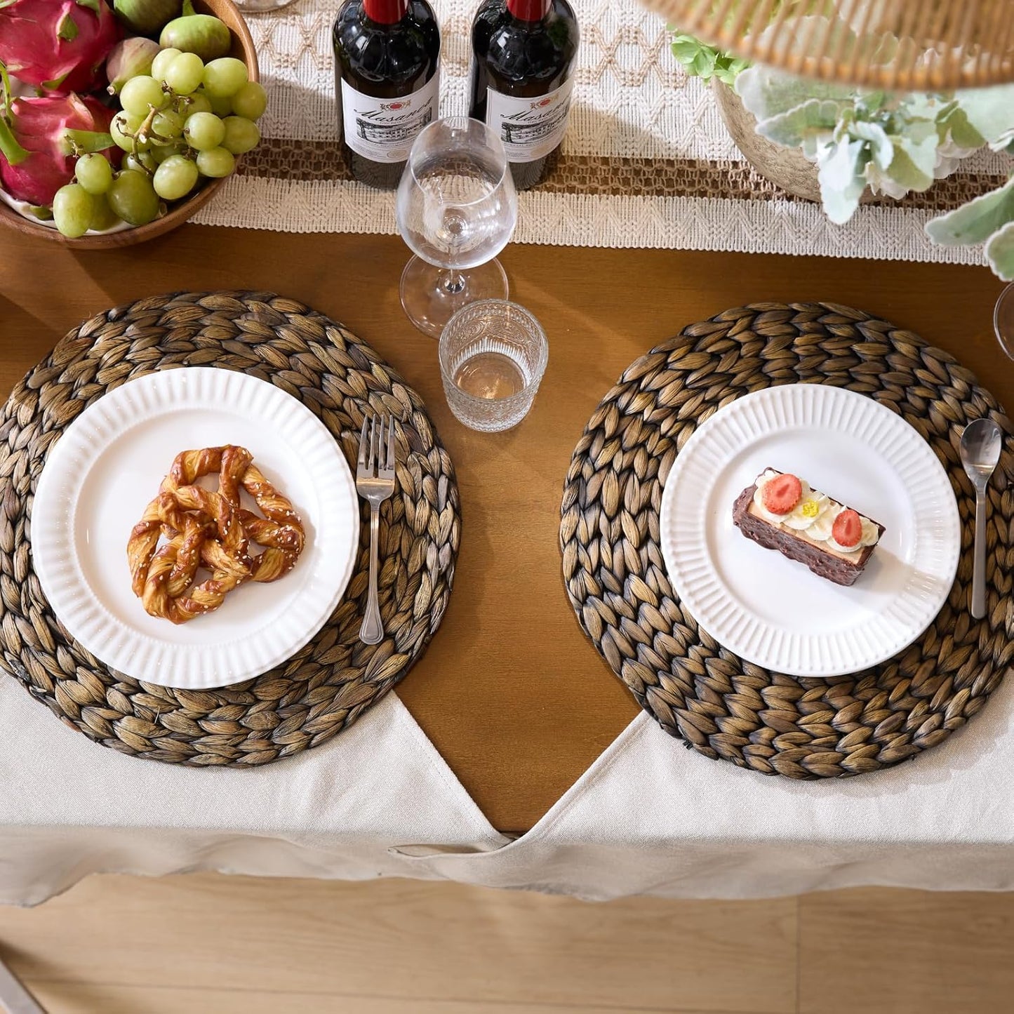 6 Pack, Round Woven Placemats, Natural Water Hyacinth Wicker Place mats, Braided Straw Table Mats for Dining Table, Fall, Halloween, Thanksgiving, Chrismats, Black (13.8 inch)