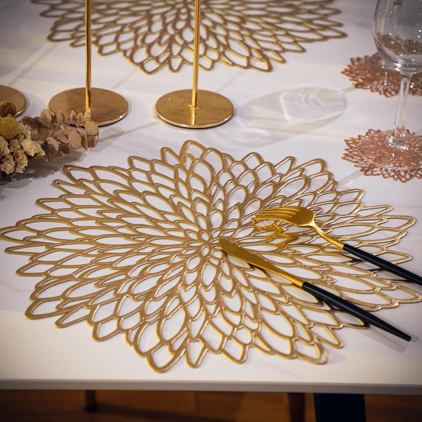Snowkingdom Pack of 18 Gold Metallic Round Placemats Bulk Round Pressed Vinyl Leaf Dinning Kitchen Table Mats Decoration for Christmas Wedding Thanksgiving Party
